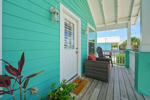 Terrace/patio - The Blue Bungalow : Hot tub holidays are here! (St. Augustine Beach)
