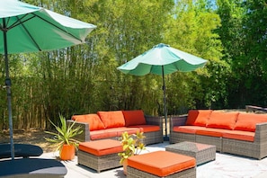 Terrace/patio - The Blue Bungalow - Hot tub and beach retreat! (St. Augustine Beach)