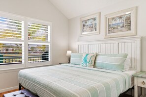 3 bedrooms, desk, WiFi, bed sheets - The Blue Bungalow - Hot tub and beach retreat! (St. Augustine Beach)