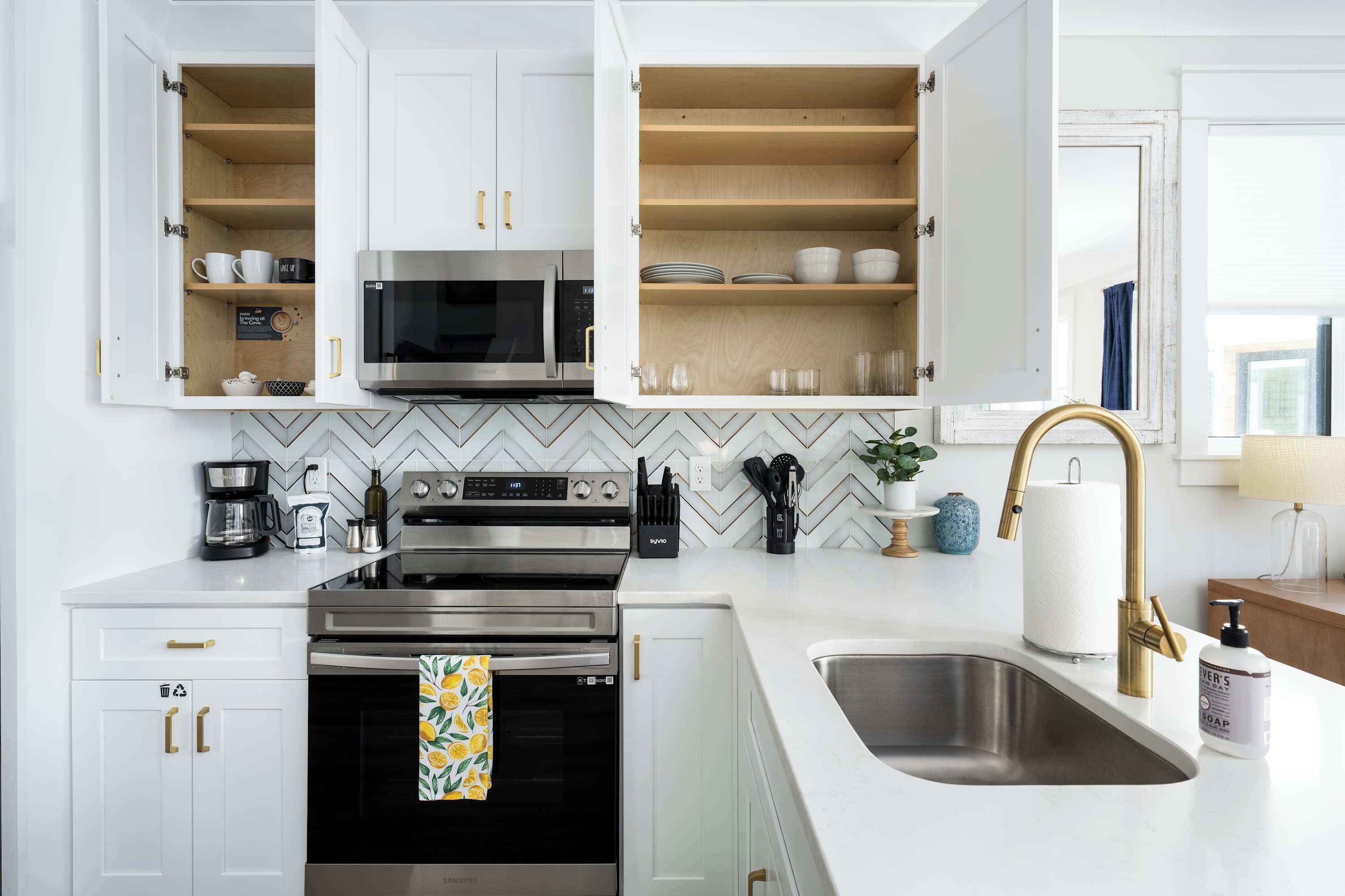 Coffee/tea maker, fridge, microwave, oven