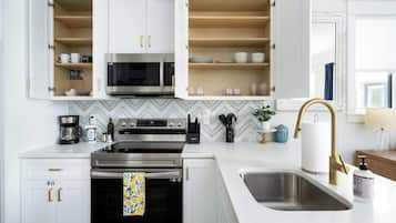 Coffee/tea maker, fridge, microwave, oven