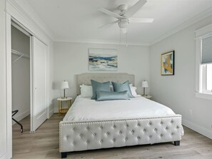 2 quartos, escrivaninha, ferros/tábuas de passar roupa