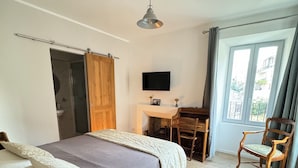 Classic Room, Hill View | Blackout drapes, soundproofing, WiFi (free) - A Casa Carbinesa (Carbini)