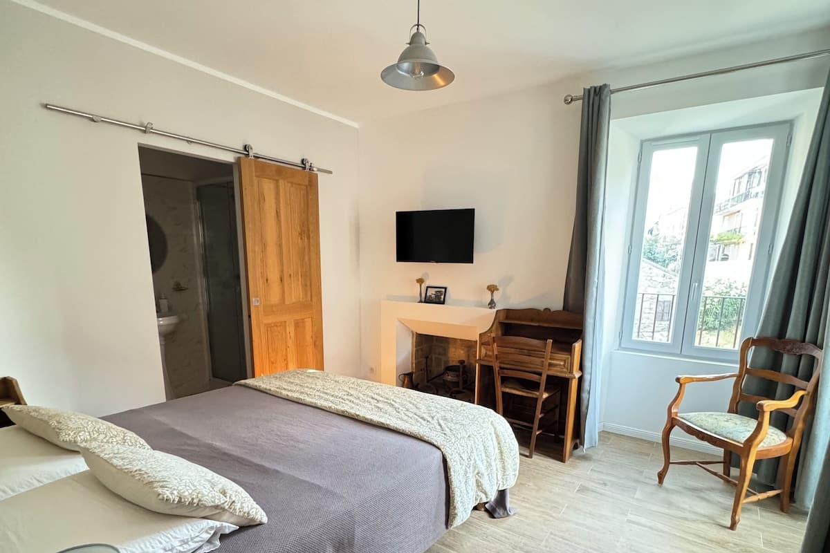 Quarto clássico, vista para a colina | 1 quarto, cortinas blackout, quartos à prova de som, Wi-Fi de cortesia