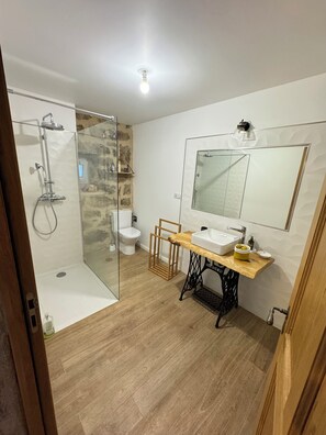 Habitación triple Confort, vistas al jardín | Baño