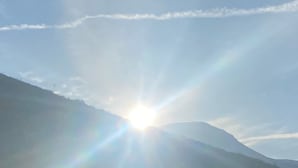 A mountain landscape with the sun shining through the clouds. - Cabaña Nuisuni  (Dibulla)
