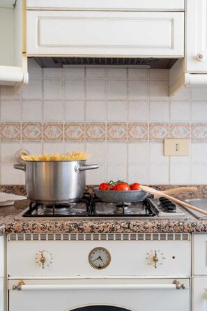 Oven, stovetop, dishwasher - Comfort Sereno a Trastevere - Monteverde Vicino San Pietro: 2 Camere, 2 Bagni (Roma)
