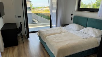 4 makuuhuonetta, tallelokero huoneessa, työpöytä, silitysrauta/-lauta