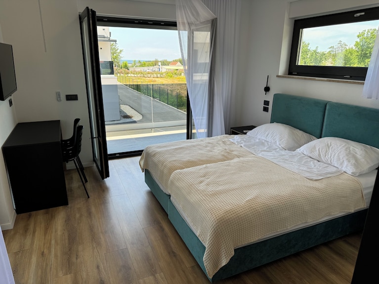 Beachside Villa Laura For Rent 4 Beds, 5 Baths,saltwater Pool, Sleeps 8 - Vrsar