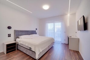 4 chambres, coffres-forts dans les chambres, bureau