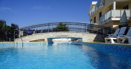 Beachside Villa Laura for Rent – 4 Beds, 5 Baths,Saltwater Pool, Sleeps 8