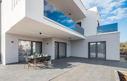 Beachside Villa Laura for Rent – 4 Beds, 5 Baths,Saltwater Pool, Sleeps 8