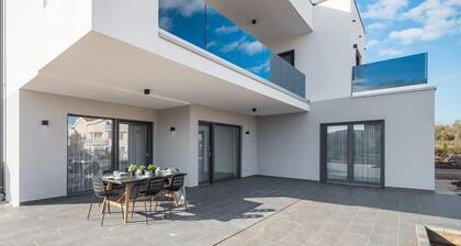 Beachside Villa Laura for Rent – 4 Beds, 5 Baths,Saltwater Pool, Sleeps 8