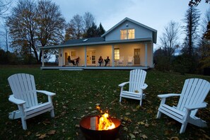 Property grounds - The Vermont Farmhouse + Stunning Views + Dog Friendly + Adjacent Nature Preserve (North Bennington)
