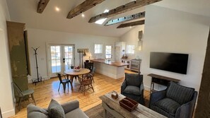 Smart TV, books, stereo, offices - The Vermont Farmhouse + Stunning Views + Dog Friendly + Adjacent Nature Preserve (North Bennington)