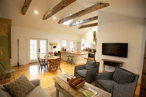 Smart TV, books, stereo, offices