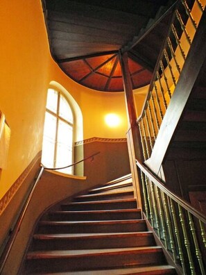 المنشأة من الداخل