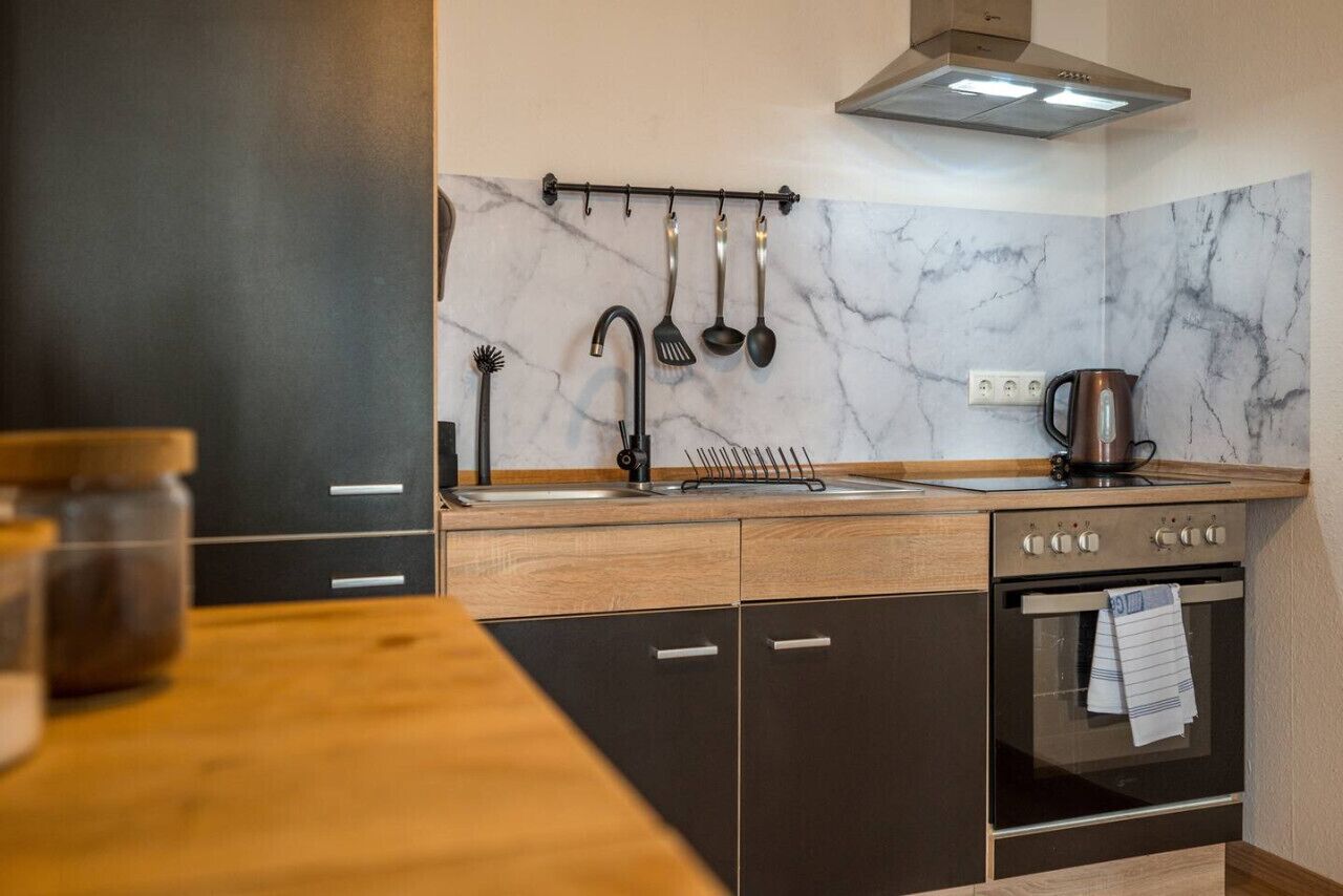 Fridge, oven, stovetop, coffee/tea maker