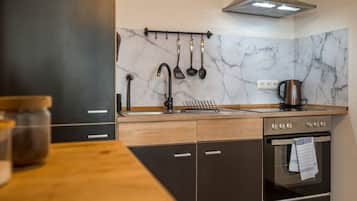 Fridge, oven, stovetop, coffee/tea maker