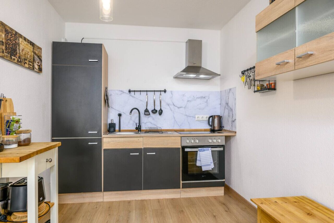 Kühlschrank, Ofen, Herdplatte, Wasserkocher mit Kaffee-/Teezubehör