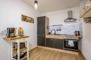 Fridge, oven, stovetop, coffee/tea maker - Arbio I Spacious Apart near Auensee (Leipzig)