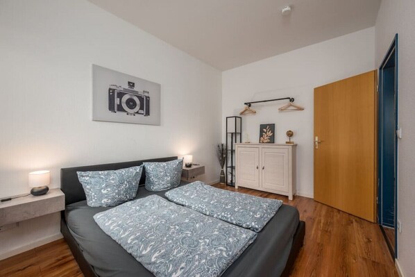 Desk, travel cot, WiFi, bed sheets