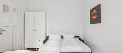 1 bedroom, desk, WiFi