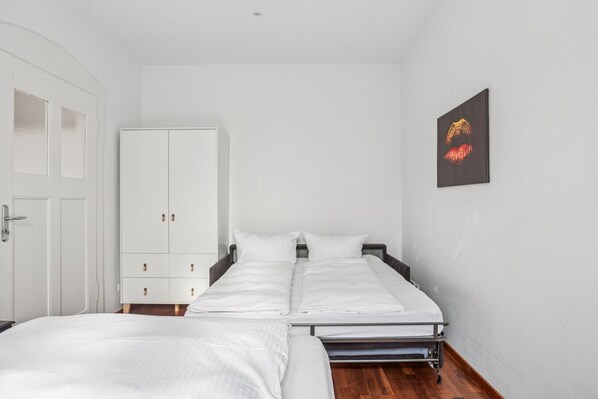 1 bedroom, desk, WiFi