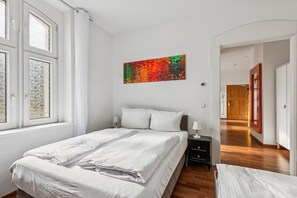 1 bedroom, desk, WiFi