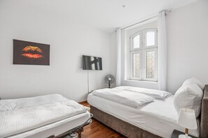 1 bedroom, desk, WiFi