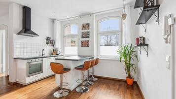 Kühlschrank, Wasserkocher mit Kaffee-/Teezubehör