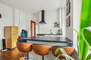 Kühlschrank, Wasserkocher mit Kaffee-/Teezubehör