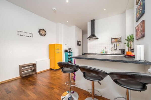 Kühlschrank, Wasserkocher mit Kaffee-/Teezubehör