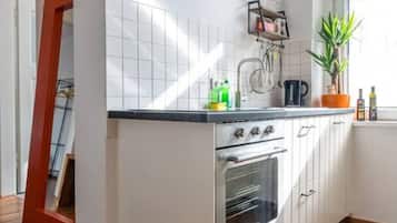 Kühlschrank, Wasserkocher mit Kaffee-/Teezubehör