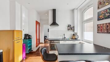 Kühlschrank, Wasserkocher mit Kaffee-/Teezubehör