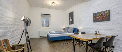 1 bedroom, desk, WiFi