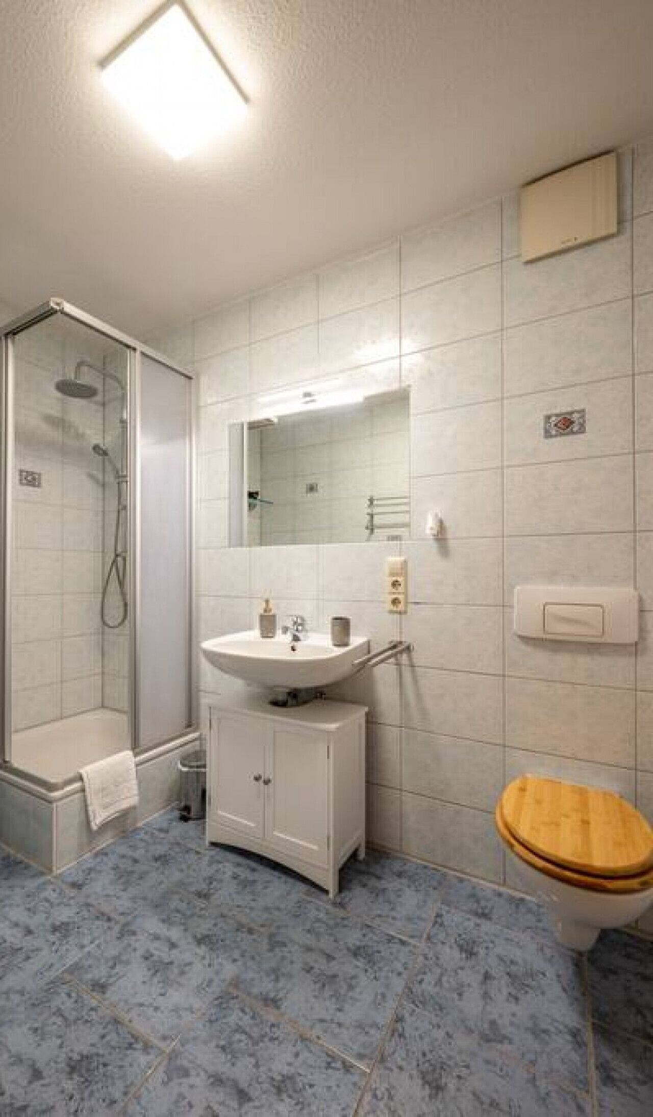 Une salle de bain avec une douche, un lavabo et des toilettes.