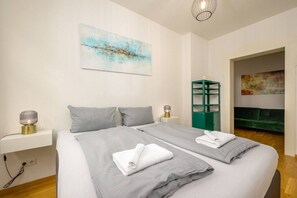 Schreibtisch, Reisekinderbett, WLAN, Bettwäsche