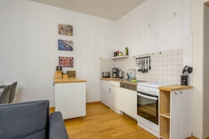 Frigorífico, horno, placa de cocina y lavavajillas