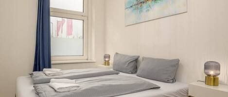 Schreibtisch, Reisekinderbett, WLAN, Bettwäsche