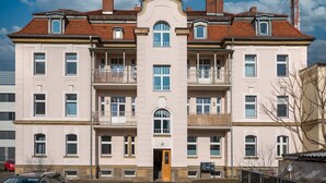 A multi-story building with a symmetrical facade, large windows, and a central entrance. - Arbio I Retro Apart near Grassi Museum (Leipzig)