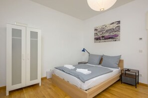 Schreibtisch, WLAN, Bettwäsche