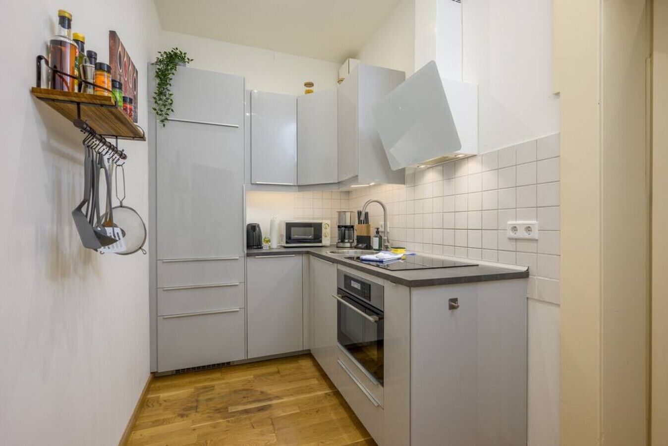 Fridge, oven, stovetop, dishwasher