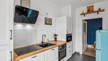 Een koelkast, een oven, een kookplaat, een vaatwasser