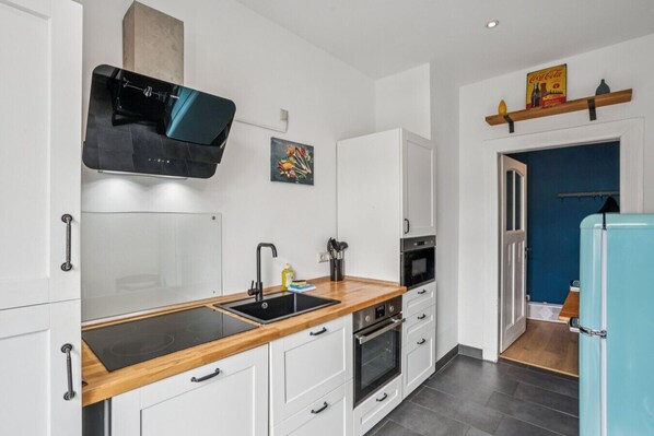 Fridge, oven, stovetop, dishwasher