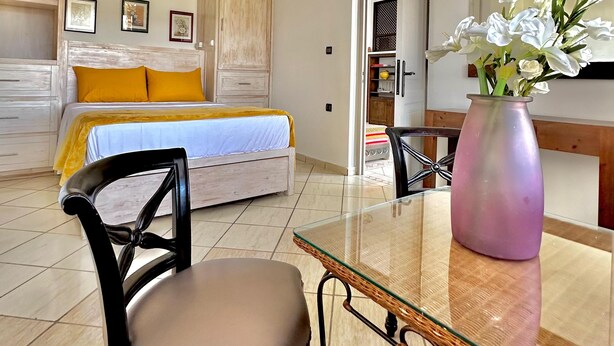 2 habitaciones, tabla de planchar con plancha y cuna de viaje