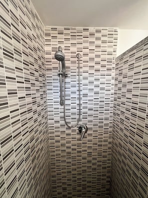 Ducha, secador de pelo, bidet, toallas