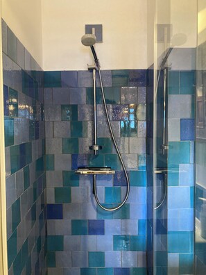 Dusche, Haartrockner, Handtücher, Seife