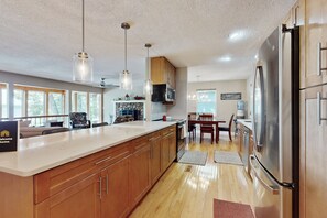 Refrigerador, microondas, horno, placa de cocina