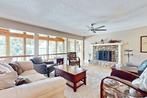 TV, table tennis - Lakefront home expansive views, patio kayaks and fire pit (Linn Creek)